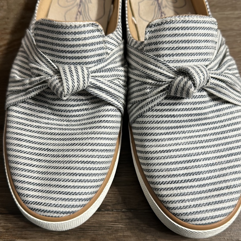 Margaritaville-Gray and white ladies knotted mule.